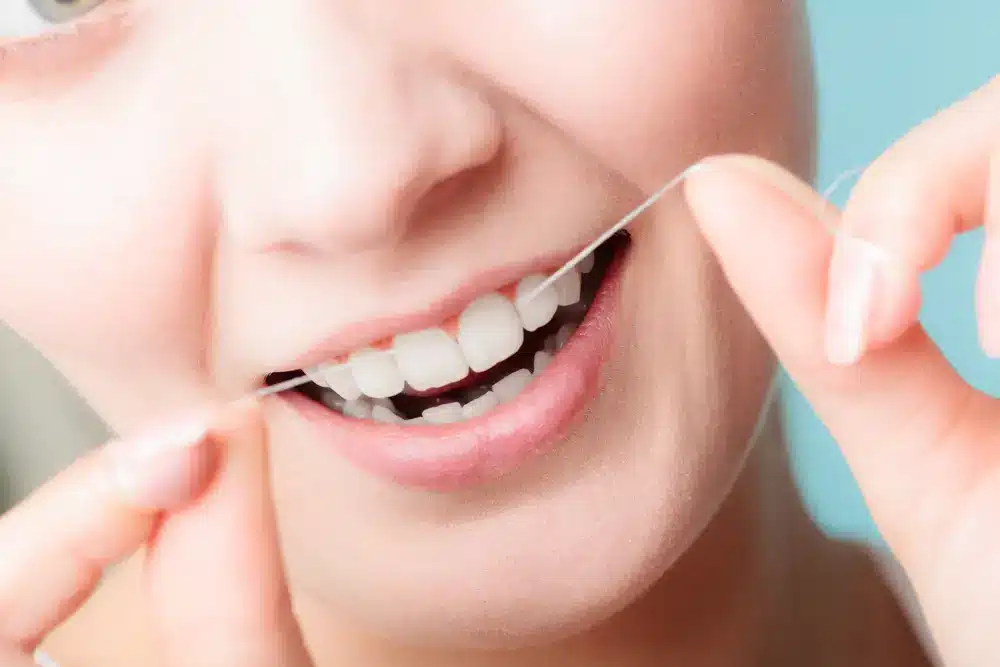 วิธีแก้ฟันเหลือง สามารถทำได้หลากหลายวิธี ทั้งวิธีที่ทำด้วยตนเอง กับวิธีที่ทำโดยทันตแพทย์ เช่น หมั่นแปรงฟัน ใช้ไหมขัดฟัน